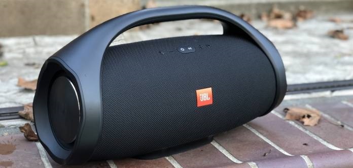 Person in charge of sports game persuade Assimilate bass test jbl boombox Presen